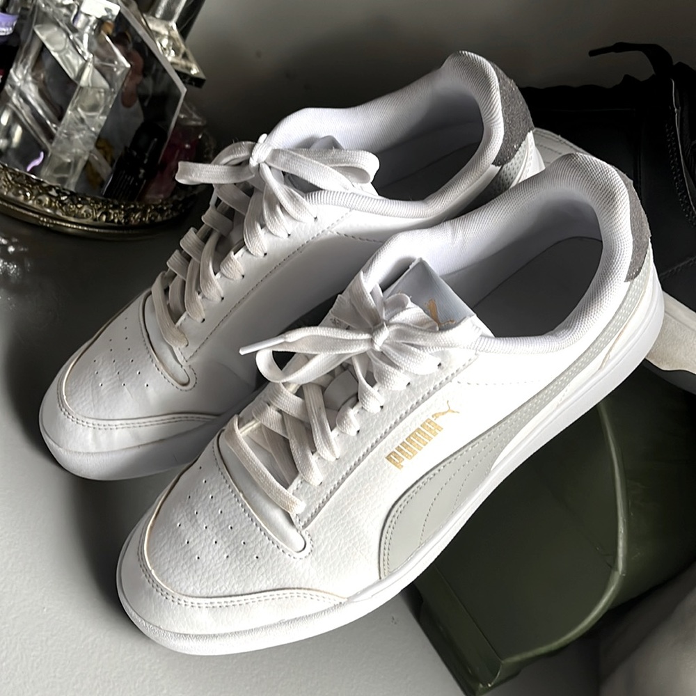 I am selling leather pumas, size 9 good condition white and grey